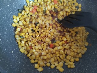 5、咸蛋黄糯米烧麦,加入适量盐，酱油，耗油，老抽翻炒，调味料的量根据自己口味轻重适量添加；