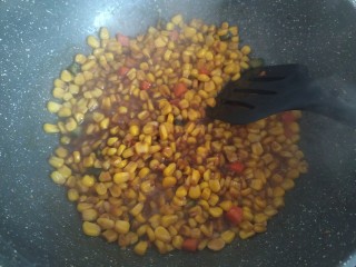 6、咸蛋黄糯米烧麦,炒至八成熟上色；