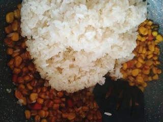 7、咸蛋黄糯米烧麦,加入蒸好的糯米；