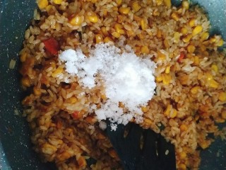 8、咸蛋黄糯米烧麦,翻炒均匀关火，加入适量糖提鲜，利用锅子余温翻炒均匀；