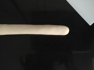 9、咸蛋黄糯米烧麦,饺子粉和饮用水大概2:1左右比例，具体根据使用面粉的吸水率增减，在蒸糯米时候用厨师机揉好，揉完的面团取小团，放在操作台上，团圆静置松弛5-10分钟，用双手挫成长条形的剂子；