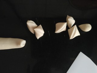 10、咸蛋黄糯米烧麦,用刮板分割成适当大小的剂子；