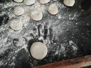 12、咸蛋黄糯米烧麦,把每个小剂子揉圆按扁，撒适量手粉防止粘连；