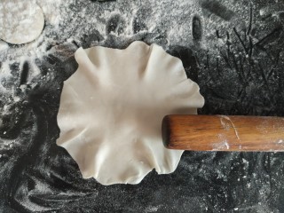 14、咸蛋黄糯米烧麦,在把饺子皮的边缘两厘米左右一圈均匀的上下擀熬，让圆形的饺子皮的边飞起来，类似荷叶边就是烧麦皮了；也可以买现成的饺子皮用手捏边缘也可以；