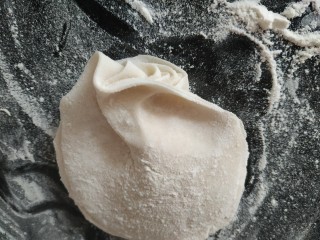 15、咸蛋黄糯米烧麦,饺子皮边缘一点一点捏起来，一起可以捏多个饺子皮，比较省时间；