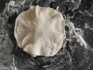 16、咸蛋黄糯米烧麦,然后在打开，一圈全部都捏褶子再打开，记得多撒着手粉防止粘；