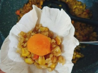 18、咸蛋黄糯米烧麦,加糯米馅在烧麦皮上中间放半个咸蛋黄；