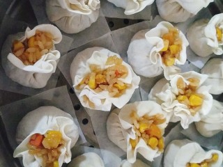 19、咸蛋黄糯米烧麦,用食指和大母手指头把烧麦圈起来，在边缘的两厘米左右圈紧，漏出来馅料即可；