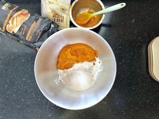 1、亚麻籽南瓜软欧包,1、首先把南瓜削皮切块蒸熟后用勺子压成泥过筛备用，把主面团里除了黄油之外的所有材料放入厨师机的盆中。