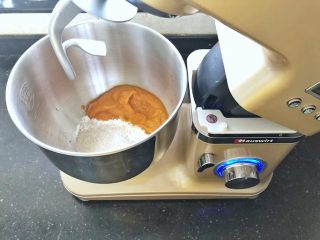 2、亚麻籽南瓜软欧包,2、装入厨师机中。