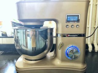 3、亚麻籽南瓜软欧包,3、启动一档3分钟后转二档继续揉面7分钟。