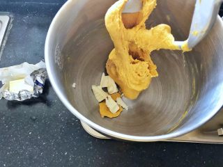 4、亚麻籽南瓜软欧包,4、接下来放入黄油启动二档揉面10分钟。