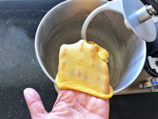 5、亚麻籽南瓜软欧包,5、和面结束后，面团达到完全扩展阶段。