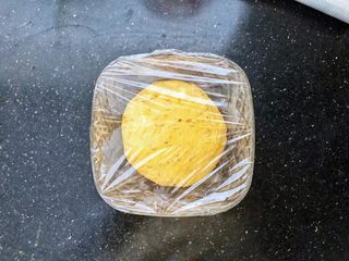 7、亚麻籽南瓜软欧包,7、放入碗中盖好保鲜膜直接室温发酵。