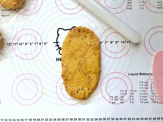 11、亚麻籽南瓜软欧包,11、取一份擀成牛舌状。