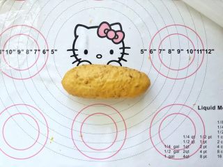 12、亚麻籽南瓜软欧包,12、自下而上卷起，捏紧收口处。