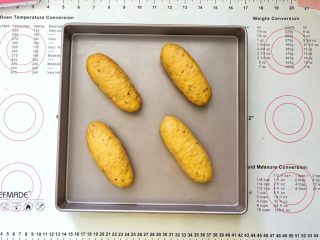 13、亚麻籽南瓜软欧包,13、收口向下码入学厨烤盘中，盖上保鲜膜进行二次发酵。