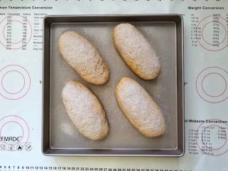 15、亚麻籽南瓜软欧包,15、筛上一层黑麦粉。