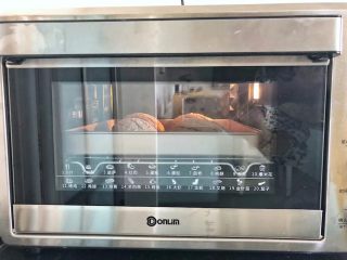 17、亚麻籽南瓜软欧包,17、烤箱150度上下火预热好，放入烤盘于倒数第二层烘烤28分钟后取出即可。