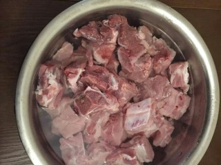 1、糖醋小排,猪小排买来洗净，泡冷水去血水把泡出的血水倒掉