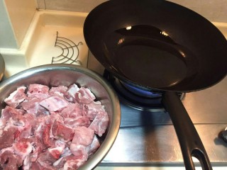 2、糖醋小排,锅中倒入适量油，热锅后。