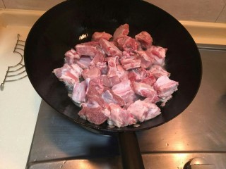 3、糖醋小排,把猪小排放入锅中。中火煎猪小排。