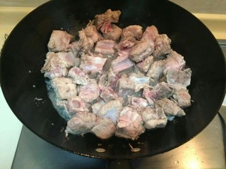 4、糖醋小排,表面上色后把翻身。