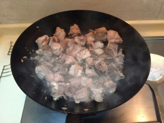 5、糖醋小排,中火慢慢煎制两面金黄。