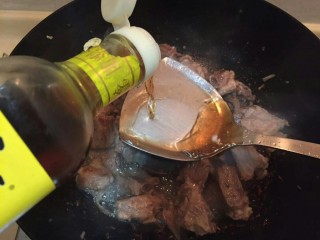6、糖醋小排,加入一大勺料酒。