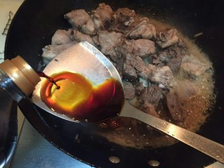 7、糖醋小排,再加入一大勺生抽。