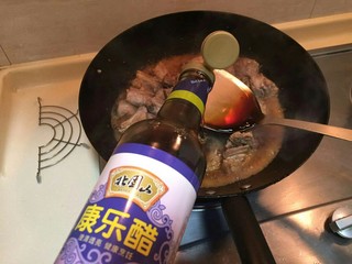 8、糖醋小排,再加入一大勺康乐醋。