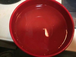 9、糖醋小排,准备一大碗冷水啊。