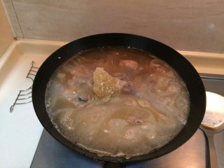 11、糖醋小排,放上一块冰糖。