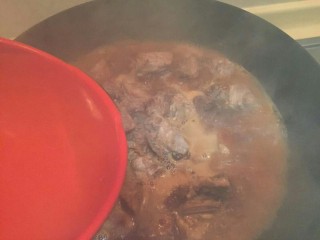 10、糖醋小排,倒入锅中，