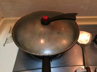 12、糖醋小排,盖上锅盖。