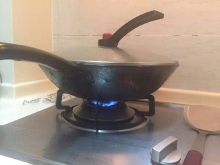 13、糖醋小排,用小火收汁。