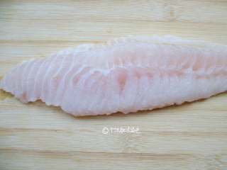 2、香煎龙利鱼,用厨房纸巾吸干水份