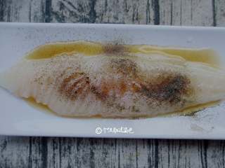 3、香煎龙利鱼,两面抹盐、黑胡椒碎、料酒腌制十分钟