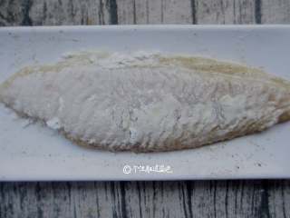 4、香煎龙利鱼,蘸上干淀粉