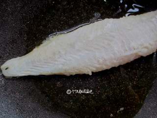 5、香煎龙利鱼,平底锅烧热，倒入油，中小火煎龙利鱼