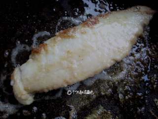 6、香煎龙利鱼,煎完一面煎另一面，至两面金黄