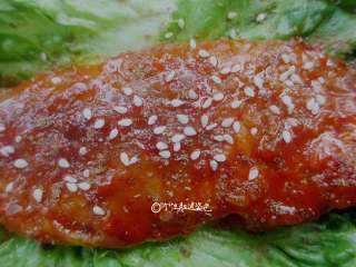 7、香煎龙利鱼,刷上韩式辣酱，撒上白芝麻即可