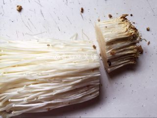 2、一朵开了花的菇  油炸椒盐金针菇,金针菇去除根部。