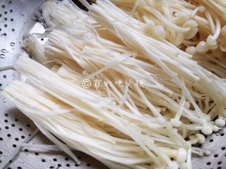 3、一朵开了花的菇  油炸椒盐金针菇,洗净后沥干水分，并把它撕成一小撮一小撮的。