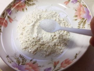 4、一朵开了花的菇  油炸椒盐金针菇,面粉中加盐。