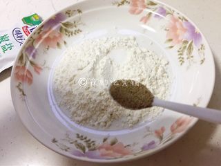 5、一朵开了花的菇  油炸椒盐金针菇,根据喜好，放入适量的各式香料粉。