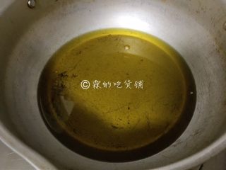 7、一朵开了花的菇  油炸椒盐金针菇,炸锅里放入适量的油。