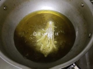 11、一朵开了花的菇  油炸椒盐金针菇,入油锅，炸至两面金黄，捞出。