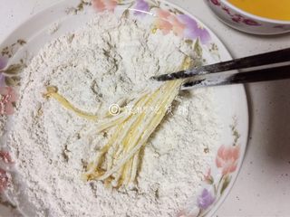 10、一朵开了花的菇  油炸椒盐金针菇,再扑上一层混合了香料的面粉。