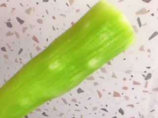 2、莴笋炒木耳,莴笋去皮